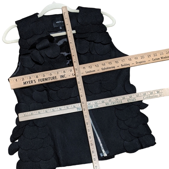 Ark & Co Black wool vest with circle designs exposed zipper off center L… - Picture 4 of 9